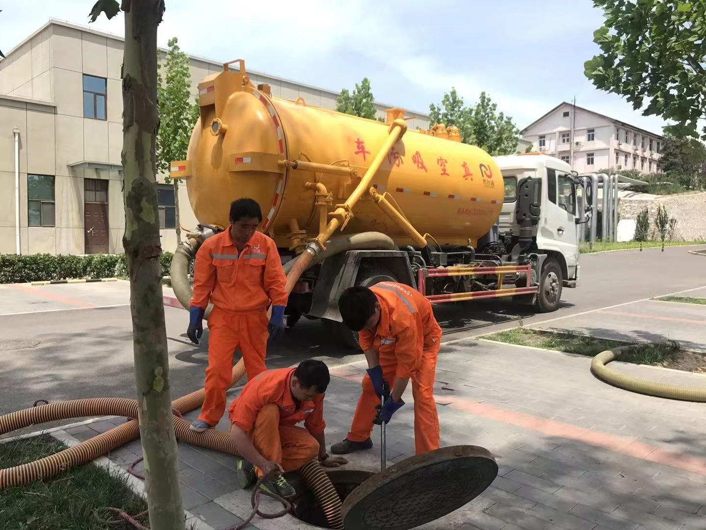 盐津管道疏通车停在窨井附近